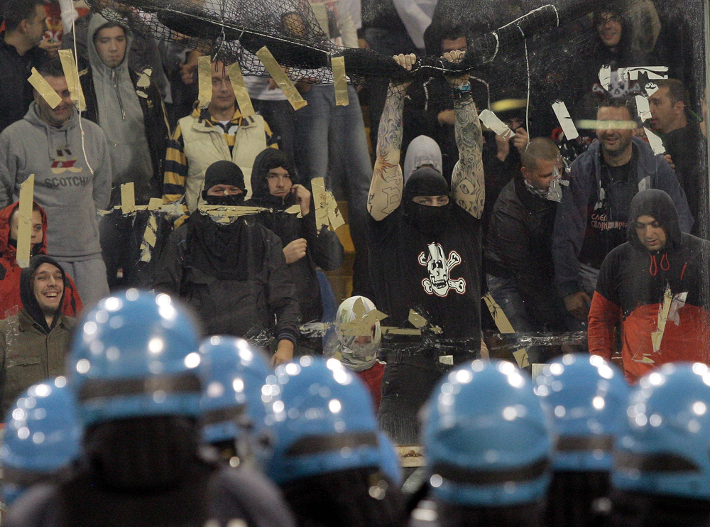 إلغاء مباراة إيطاليا وصربيا في تصفيات أمم أوروبا بسبب شغب الجماهير