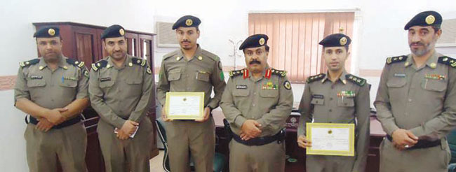 مدير الأمن العام يكرّم ضابطا وصف ضابط من شرطة رفحاء