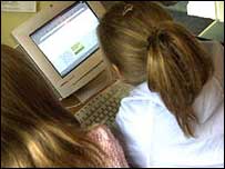 خبراء.. غرف الدردشة عالم مفتوح وخطير ويجب الحذر منه