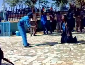 السودان يفتح تحقيقا حول مقطع يوتيوب لامرأة تتعرض للجلد من الشرطة