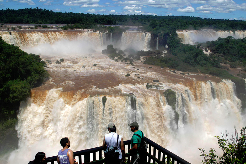 السياح يشاهدون شلالات اجوازو على حدود الأرجنتين مع البرازيل