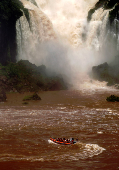 السياح يشاهدون شلالات اجوازو على حدود الأرجنتين مع البرازيل