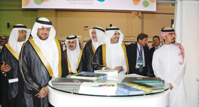 بحث مستجدات تحسين الإنتاج وتطوير الحقول الناضجة  في ملتقى الزيت والغاز في الظهران