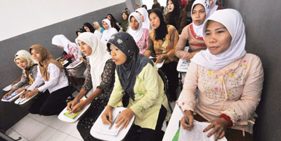 هروب الخادمات .. حلول في الأدراج