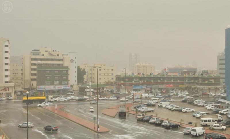 أمطار جدة.. استئناف الرحلات في المطار والأمانة تضاعف جهودها لإزالة تجمعات الأمطار