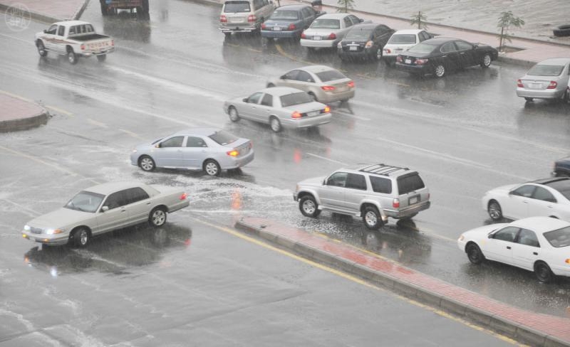 أمطار جدة.. استئناف الرحلات في المطار والأمانة تضاعف جهودها لإزالة تجمعات الأمطار