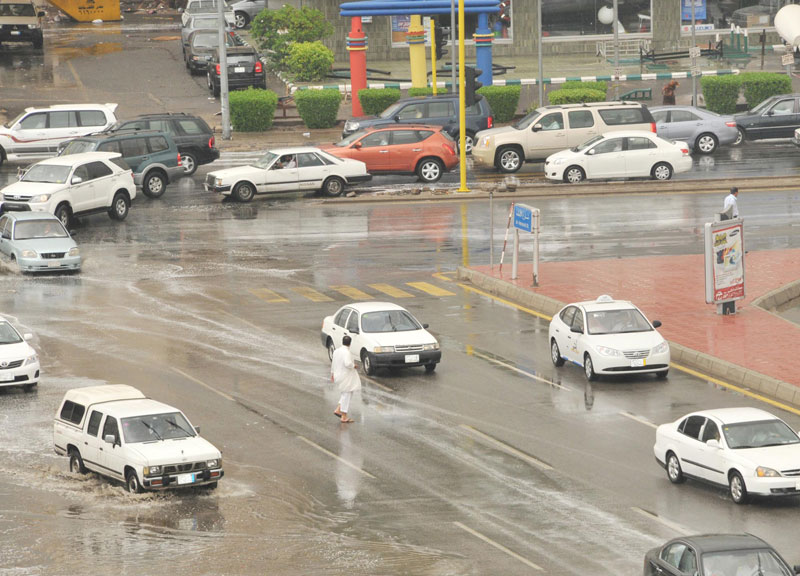 أمطار جدة.. استئناف الرحلات في المطار والأمانة تضاعف جهودها لإزالة تجمعات الأمطار