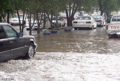 أمطار جدة.. استئناف الرحلات في المطار والأمانة تضاعف جهودها لإزالة تجمعات الأمطار