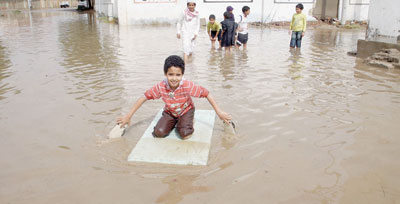 جدة وقصة أخرى مع المطر .. إنقاذ 200 شخص بالطائرات والقوارب