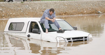 جدة وقصة أخرى مع المطر .. إنقاذ 200 شخص بالطائرات والقوارب