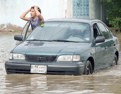 جدة وقصة أخرى مع المطر .. إنقاذ 200 شخص بالطائرات والقوارب