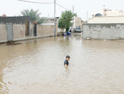 جدة وقصة أخرى مع المطر .. إنقاذ 200 شخص بالطائرات والقوارب