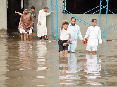 جدة وقصة أخرى مع المطر .. إنقاذ 200 شخص بالطائرات والقوارب