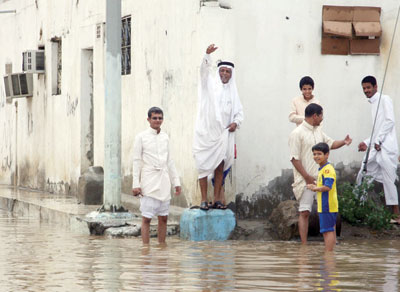 جدة وقصة أخرى مع المطر .. إنقاذ 200 شخص بالطائرات والقوارب