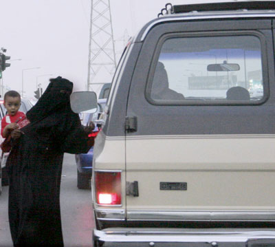 التسول بالأطفال .. احتراف الجريمة المزدوجة