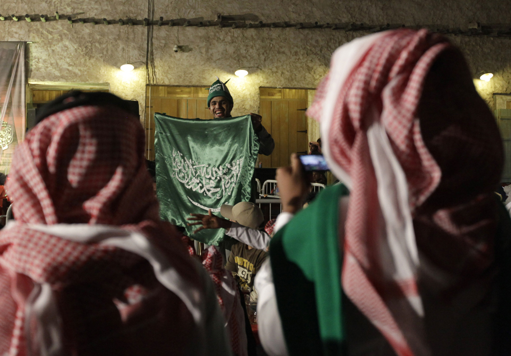 مشجع سعودي يرقص طربا على أنغام جلسة شعبية في سوق واجف في الدوحة انتظارا للمواجهة السعودية السورية في كأس آسيا
