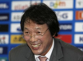 مدرب كوريا الجنوبية لا يخشى من غياب هوي