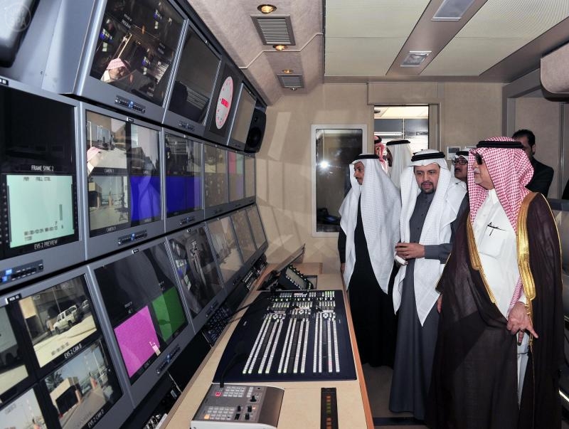 خوجة يتفقد عربات النقل والتسجيل الخارجي التلفزيوني التي يجري تسليمها للتلفزيون السعودي