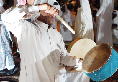 القصيم تحتفل بعودة الملك بالعرضة السعودية والسامري