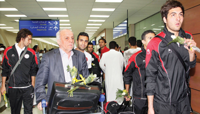 بيروزي يرفض بصمة المطار .. وبعد 9 ساعات يرضخون