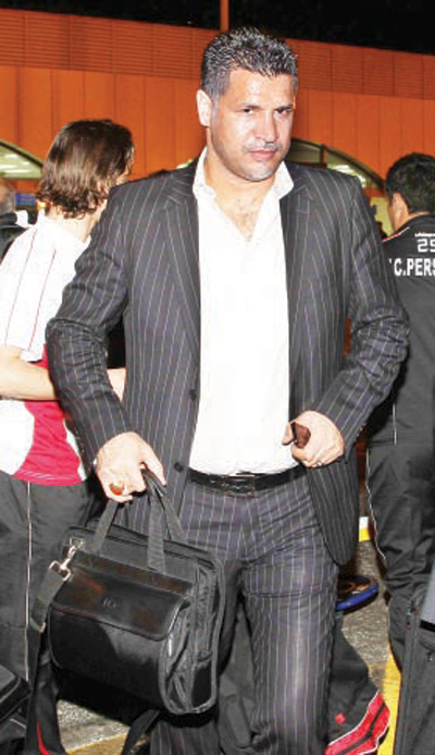 بيروزي يرفض بصمة المطار .. وبعد 9 ساعات يرضخون