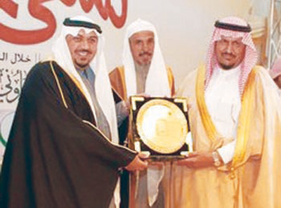 نائب أمير القصيم يكرّم الحناكي