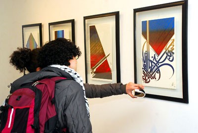 لوحات الفنان نجا المهداوى.. بحوث جمالية للحرف العربى بنزعة معاصرة