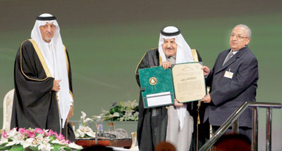 النائب الثاني: تكريم العلماء بمختلف جنسياتهم واجب ديني على بلادنا