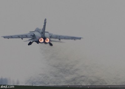 القرضاوي: العمليات ضد القذافي ليست "حربا صليبية".. ودوي انفجارات في مقر القذافي