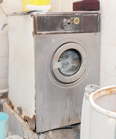 جدة: فواصل زجاجية تمهّد لكسر التستّر في مغاسل الملابس