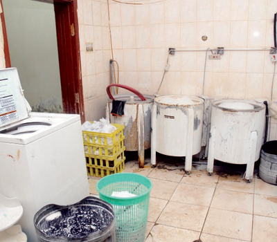 جدة: فواصل زجاجية تمهّد لكسر التستّر في مغاسل الملابس