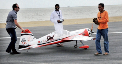 طائرات الريموت كنترول تحلق في سماء كورنيش جدة