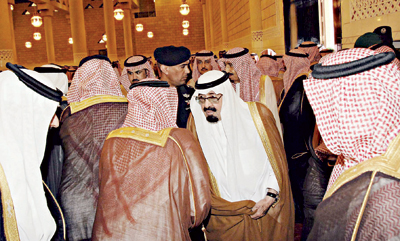 خادم الحرمين يؤدي صلاة الميت على الأميرة صيتة بنت عبد العزيز