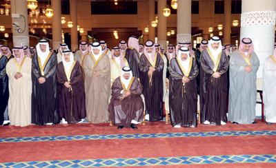 خادم الحرمين يؤدي صلاة الميت على الأميرة صيتة بنت عبد العزيز