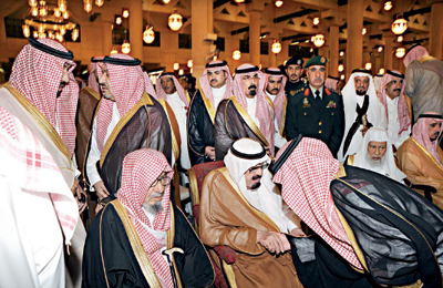 خادم الحرمين يؤدي صلاة الميت على الأميرة صيتة بنت عبد العزيز