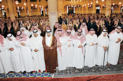 خادم الحرمين يؤدي صلاة الميت على الأميرة صيتة بنت عبد العزيز