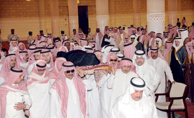 خادم الحرمين يؤدي صلاة الميت على الأميرة صيتة بنت عبد العزيز