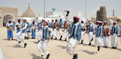 معروضات ومنتجات شعبية في جناح المدينة المنورة