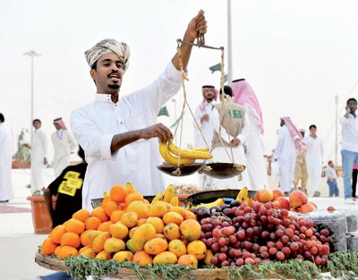 معروضات ومنتجات شعبية في جناح المدينة المنورة