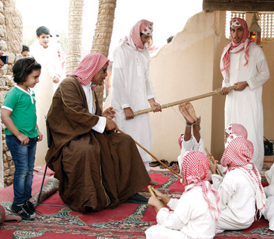 «الكتاتيب» تعود من جديد .. و«الفلكة» مصير المهملين