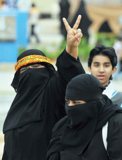 في اليوم الأول للعائلات .. عبق «الجنادرية» يمتزج برائحة المطر