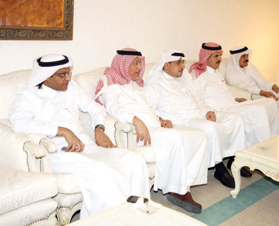 الشاعر ابن إدريس يحتفي بمفكري ومثقفي «الجنادرية»