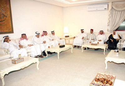 الشاعر ابن إدريس يحتفي بمفكري ومثقفي «الجنادرية»