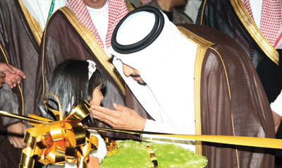 الأمير سلمان: الملك وولي العهد حريصان على رعاية الأيتام والحفاظ عليهم من الضياع