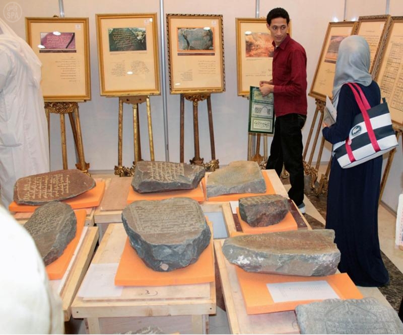 أكاديميات : ملتقى أشهر خطاطي المصحف لبنة لرعاية لغة القرآن وخطوطه الجميلة