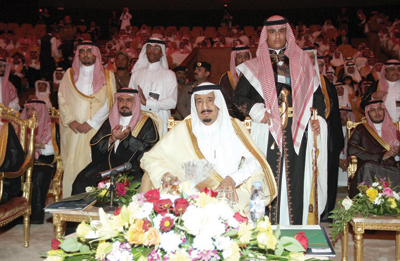 الأمير سلمان مخاطبا خريجي مدارس الرياض: نحن فخورون بتخريج أبناء خدموا دينهم وبلادهم