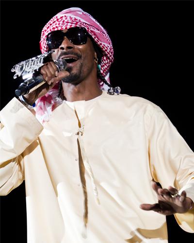 مغني الراب الأمريكي سنوب دوق يقدم مجموعة من أغانيه وهو يرتدي الزي الأماراتي  في جزيرة ياس في أبوظبي بحضور  150 ألف متفرج .