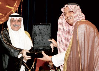 وزير المالية يكرم البنك الأهلي لدعمه برنامج كفالة