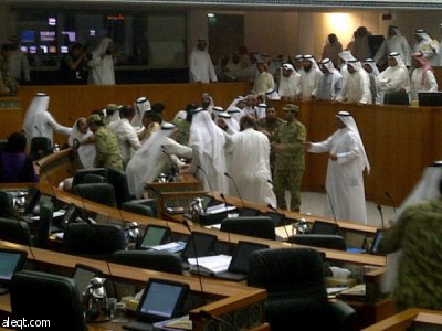 نواب كويتيون يتبادلون اللكمات في مجلس الأمة بسبب معتقلي غوانتانامو