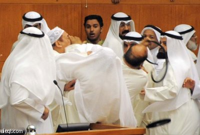 نواب كويتيون يتبادلون اللكمات في مجلس الأمة بسبب معتقلي غوانتانامو